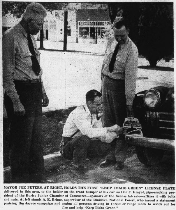 Newspaper photo of a Keep Idaho Green license plate topper in 1947